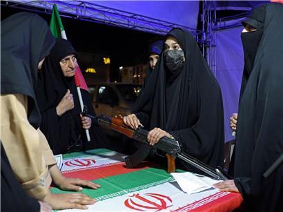 Iranische Soldatinnen lernen im Militär den sicheren Umgang mit Waffen bei einer Ausbildungseinheit