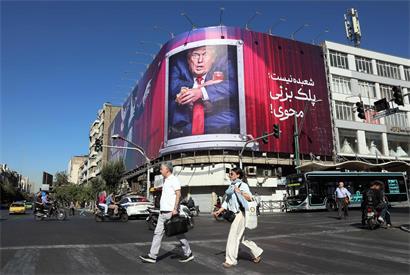 Das iranische Regime macht sich auf großen Plakatwänden immer wieder lustig über den US-Präsidenten
