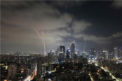 Das israelische Luftabwehrsystem Iron Dome feuert, um Raketen über Tel Aviv abzufangen
