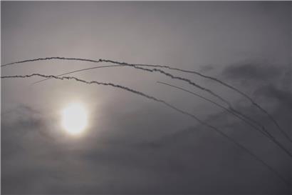 Das israelische Luftabwehrsystem Iron Dome wehrt Raketen aus dem Iran ab