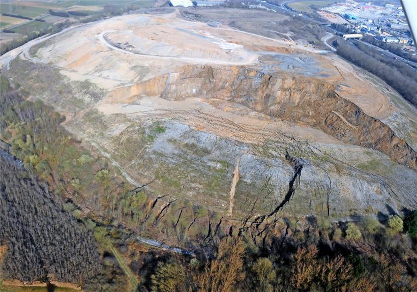 Das ist das 23 Hektar große Gelände, das im Volksmund „Crassier“ heißt. Die beiden Hügel sind künstlich. Darunter liegen Schlacken aus der Stahlindustrie und Bauschutt.
