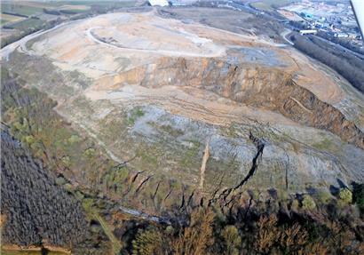 Das ist das 23 Hektar große Gelände, das im Volksmund „Crassier“ heißt. Die beiden Hügel sind künstlich. Darunter liegen Schlacken aus der Stahlindustrie und Bauschutt.
