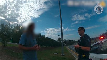 Das ist nicht so gelaufen, wie er geplant hatte: Vier Stunden hing der Betrunkene unter dem Lkw fest – und kassierte am Ende eine Geldbuße von umgerechnet 173 Euro
