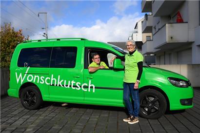 Das kleinere der beiden Fahrzeuge der ASBL „Wonschkutsch“: Die beiden „Kutscher“ François Gobillot und Léa Baulesch haben viel zu erzählen
