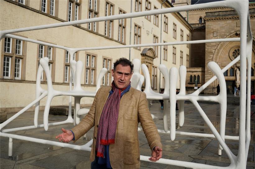 „Das letzte Abendmahl“: Joep Van Lieshout vor seinem Schlüsselwerk auf dem Vorplatz der Kathedrale
