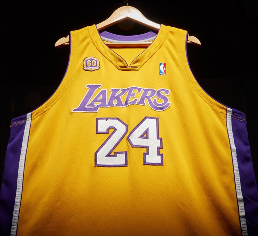 Das lila-gelbe Jersey mit der Nummer 24
