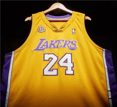 Das lila-gelbe Jersey mit der Nummer 24
