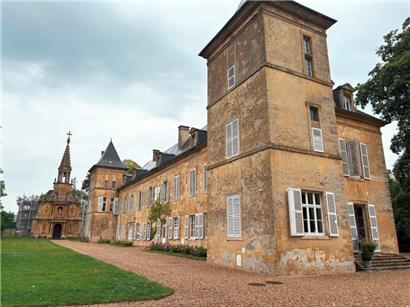 Das „moderne Schloss“ aus dem 17. Jahrhundert sowie die Mitte des 18. Jahrhunderts erbaute Kapelle, die seit Jahren unter Denkmalschutz steht
