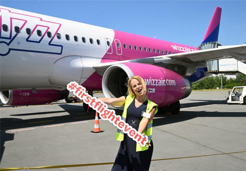 Das muss reichen: Auf die traditionelle Begrüßung mit Wasserkanonen von Flugfeldlöschfahrzeugen hat Wizz Air bei seiner ersten Ankunft verzichtet – der Nachhaltigkeit zuliebe.
