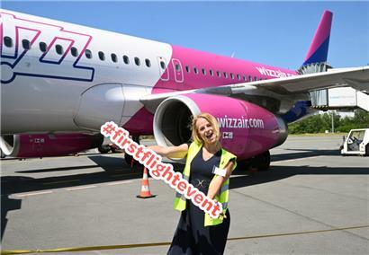 Das muss reichen: Auf die traditionelle Begrüßung mit Wasserkanonen von Flugfeldlöschfahrzeugen hat Wizz Air bei seiner ersten Ankunft verzichtet – der Nachhaltigkeit zuliebe.
