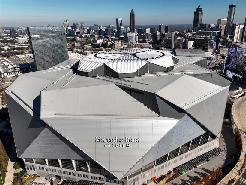 Mercedes-Benz Stadion Atlanta mit großem Logo auf dem Dach, FIFA fordert Entfernung für WM-Vorbereitung