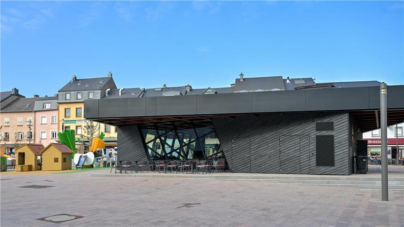 Außenansicht des modernen Bistros „Am Carré“ mit einladender Terrasse und urbanem Ambiente