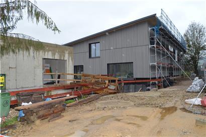 Das neue Chalet mit dem Nebenbau, der als Materiallager dienen soll
