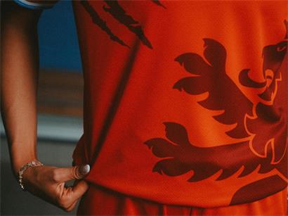 Das neue Heimtrikot bleibt im gewohnten Rot, das Auswärtstrikot erstrahlt im neuen Hellblau
