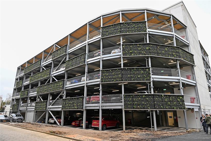 Das neue Parkhaus zeichnet sich durch eine begrünte Fassade aus