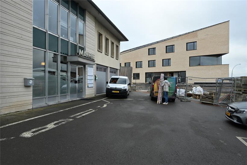 Das neue Rathaus (Bildhintergrund, links ist das alte Gebäude) bietet Platz für ...