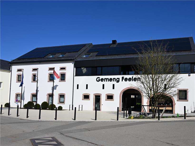 Neues Rathaus modern, 15 Monate in Betrieb, zeitgemäße Architektur, städtisches Verwaltungsgebäude, urbanes Zentrum