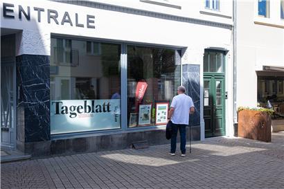 Modernes Tageblatt-Büro in Grevenmacher mit Passanten vor dem Eingangsbereich bei Tageslicht