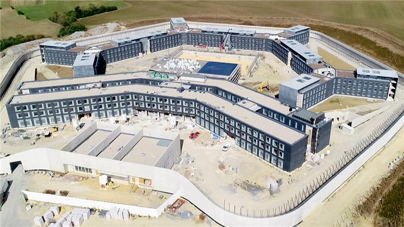 Das neue Untersuchungsgefängnis in Sanem im Oktober 2020. Im Januar 2023 soll es eröffnen und höchsten Sicherheitsstandards entsprechen. Vor der Eröffnung werden „Test-Häftlinge“ aus der Bevölkerung eingeladen, um die Anlage auf Herz und Nieren zu prüfen.
