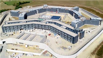 Das neue Untersuchungsgefängnis in Sanem im Oktober 2020. Im Januar 2023 soll es eröffnen und höchsten Sicherheitsstandards entsprechen. Vor der Eröffnung werden „Test-Häftlinge“ aus der Bevölkerung eingeladen, um die Anlage auf Herz und Nieren zu prüfen.
