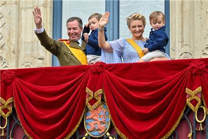 Das neue großherzogliche Paar, Guillaume und Stéphanie, mit den Söhnen Charles und François
