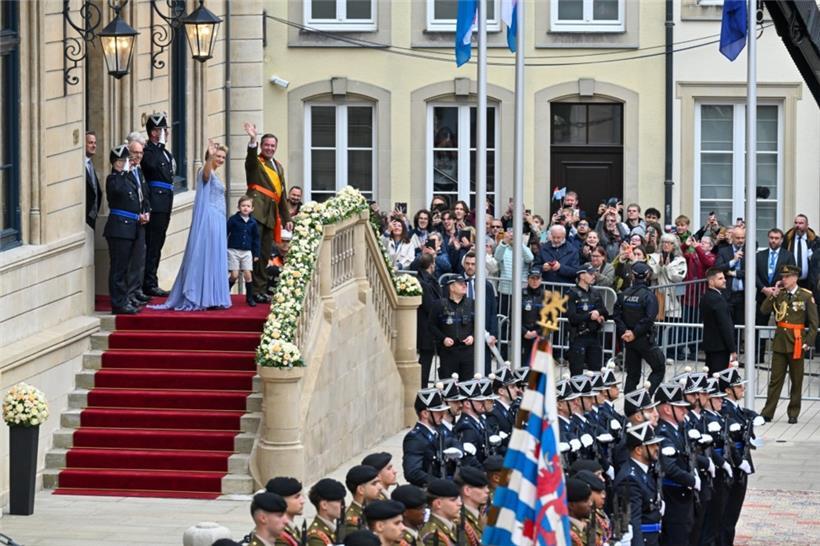 Das neue großherzogliche Paar, nachdem Großherzog Guillaume seinen Eid in der Ch...