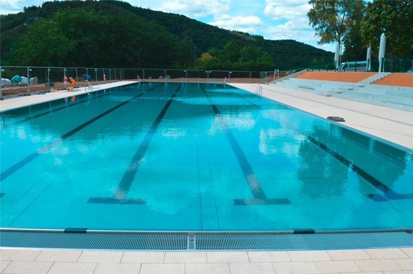 Das neue olympische Becken wurde mit einer Edelstahlhülle ausgekleidet
