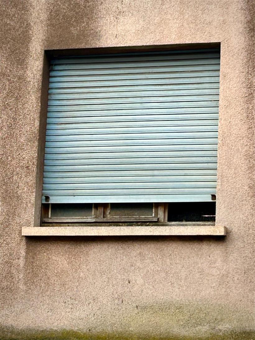 Das offene Fenster ist mit einem Netz versehen