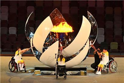 Das paralympische Feuer wurde am Dienstag von der Powerlifterin Karin Morisaki, der Rollstuhltennisspielerin Yui Kamij und dem Para-Boccia-Athleten Shunsuke Uchida (v.l.n.r.) entfacht
