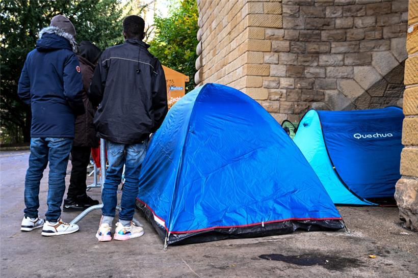 Das provisorische Zeltlager unter dem Pont Adolphe, kaum geschützt vor der Witterung
