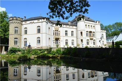 Das renovierte Schloss Kewenig gibt eine herrliche Kulisse für die Skulptura 2022 ab
