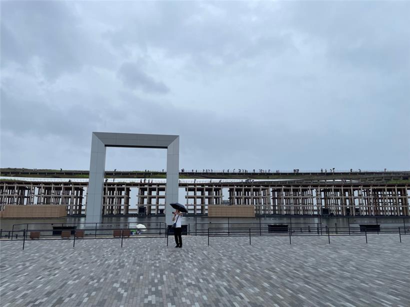 Das riesige Holzkonstrukt ist über zwei Kilometer lang und umringt quasi die ges...