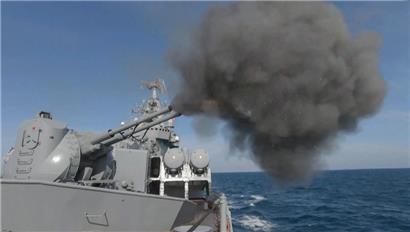 Das russische Kriegsschiff „Moskva“ nimmt an einem Manöver im Schwarzen Meer nahe der Krim teil
