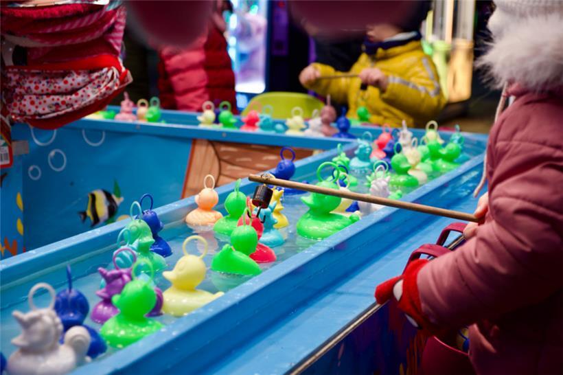 Das simple Spiel mit Wasser und Plastikenten bleibt über Jahrzehnte hinweg ein P...