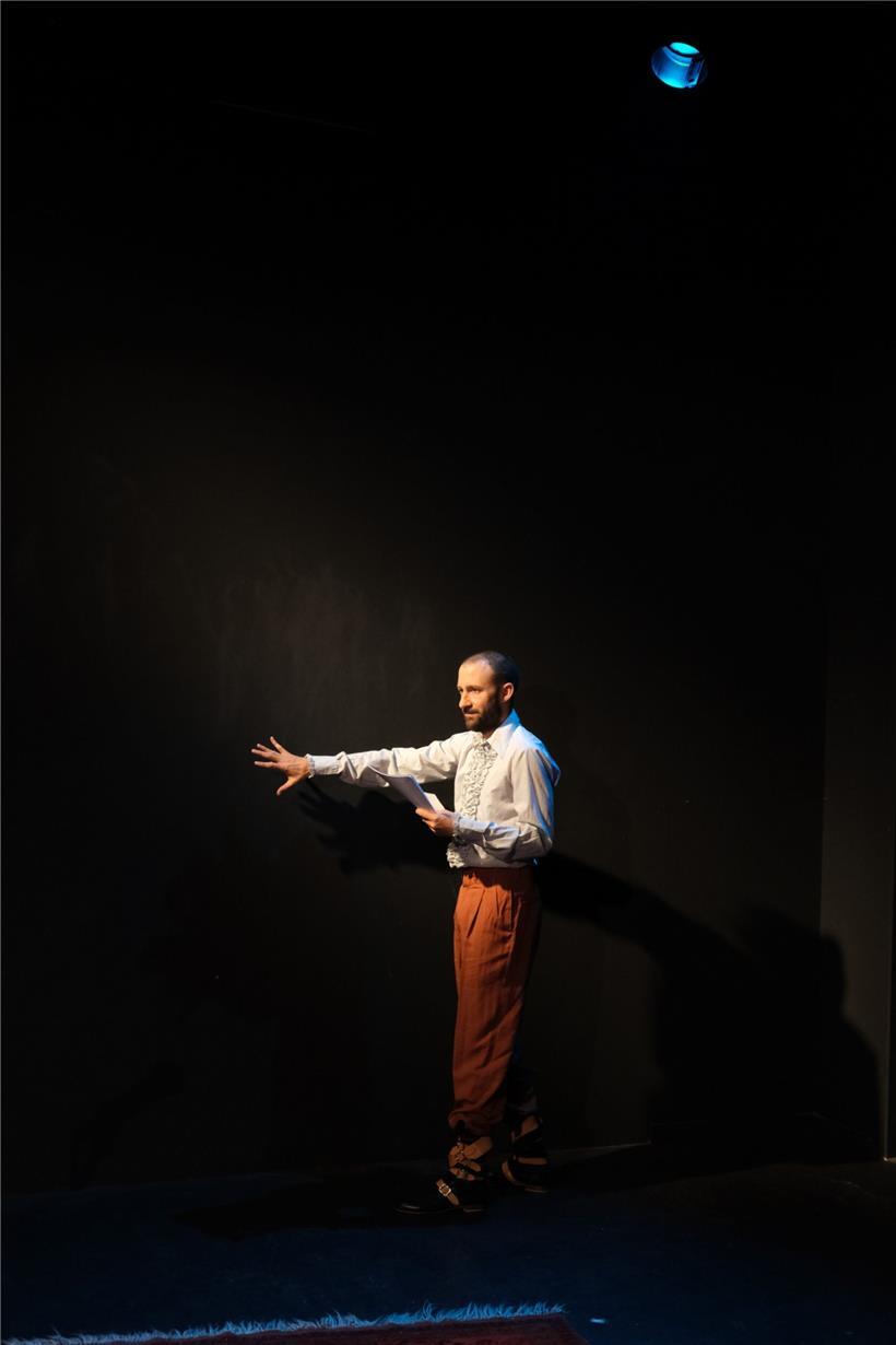 „Das sind die Geräusche. Aber es gibt hier etwas, was furchtbarer ist: die Stille“, hält Malte, die Hauptfigur des Romans, an einer Stelle fest
