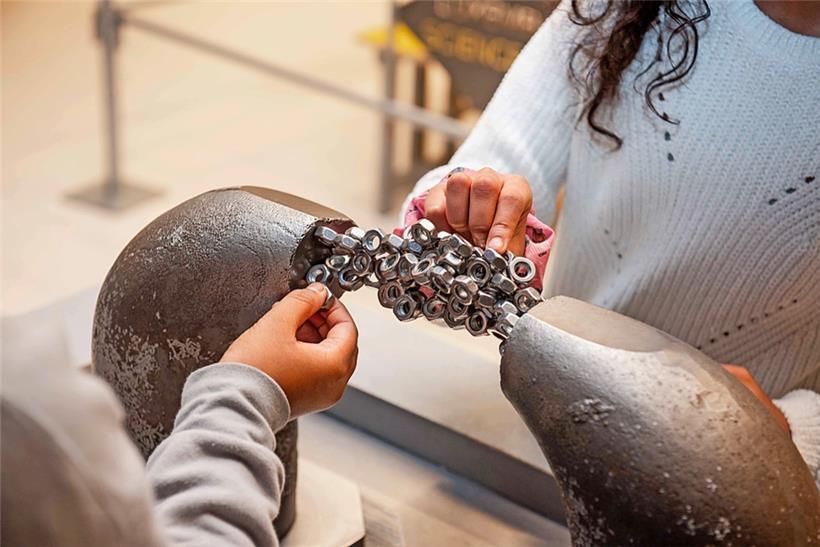 Das starke Magnetfeld zwischen den beiden Eisen-Hörnern ermöglicht es, eine „Brü...