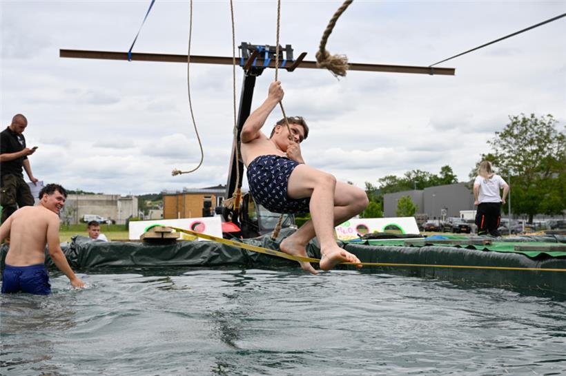 Das trockene Überqueren der Slackline ist schwieriger als es vorerst aussehen mag
