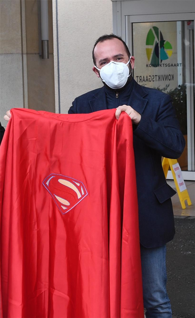 Das typische S von „Superman“ prangt auf dem Geschenk der Familien