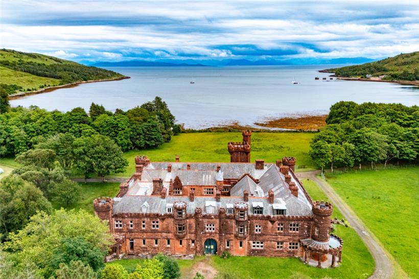 Das unter Denkmalschutz stehende Schloss wurde von der schottischen Naturschutzbehörde zum Verkauf angeboten, nachdem die meisten Inselbewohner der Meinung waren, dass es verkauft und wieder genutzt werden sollte.
