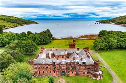 Das unter Denkmalschutz stehende Schloss wurde von der schottischen Naturschutzbehörde zum Verkauf angeboten, nachdem die meisten Inselbewohner der Meinung waren, dass es verkauft und wieder genutzt werden sollte.
