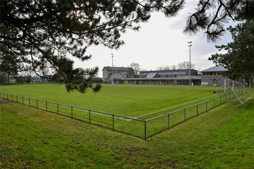 Das ursprüngliche Projekt sah die Sanierung des kleinen Fußballstadions vor Ort ...