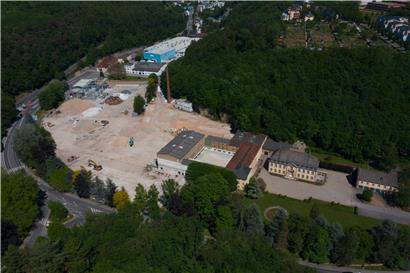 Das verkaufte Grundstück aus der Helikopter-Perspektive. Rechts befindet sich das Schloss Septfontaines.

