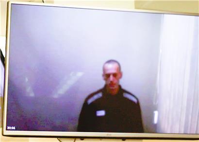 Das vom Babuskinsky Bezirksgericht zur Verfügung gestellte Videostandbild zeigt den russischen Oppositionsführer Alexej Nawalny auf einem TV-Bildschirm während einer Anhörung
