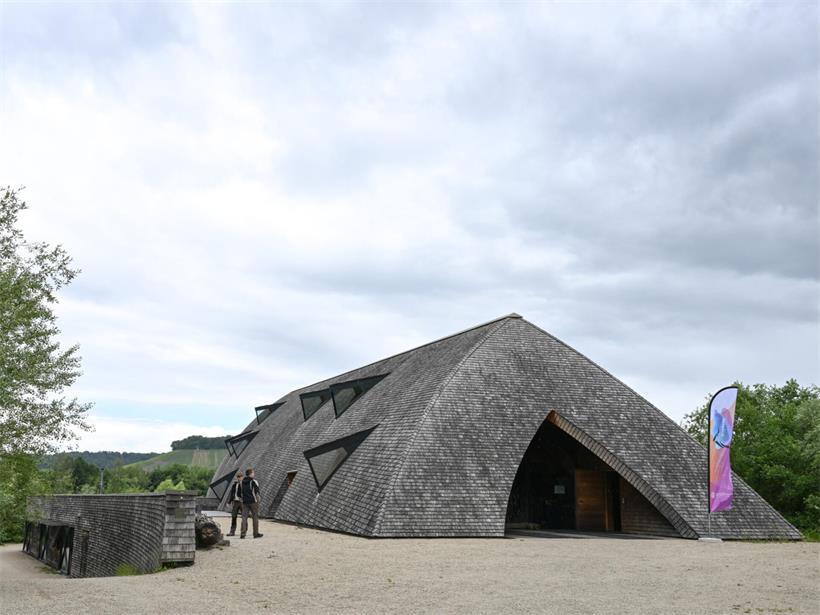 Holzgebäude von Architekt François Valentiny in Luxemburg, inspiriert von umgedrehtem Bootsrümpf und keltischem Langhaus
