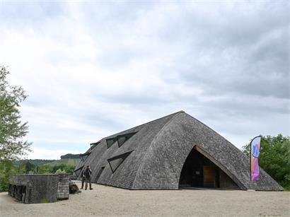 Holzgebäude von Architekt François Valentiny in Luxemburg, inspiriert von umgedrehtem Bootsrümpf und keltischem Langhaus