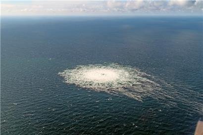 Das vom dänischen Verteidigungskommando zur Verfügung gestellte Foto zeigt das „Nord Stream 2“-Gasleck in der Nähe von Bornholm aus der Luft
