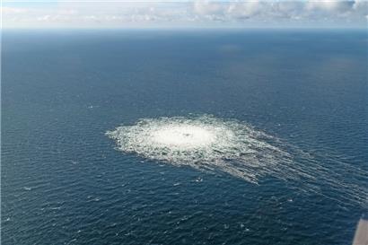 Das vom dänischen Verteidigungskommando zur Verfügung gestellte Foto zeigt das Nord-Stream-2-Gasleck in der Nähe von Bornholm aus der Luft. 
