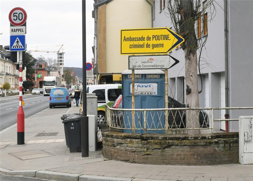 Das von Unbekannten angebrachte Hinweisschild in der rue de Beggen weist den Weg zur „Botschaft von Putin, Kriegsverbrecher“
