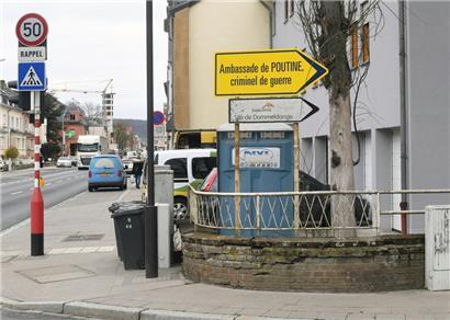 Das von Unbekannten angebrachte Hinweisschild in der rue de Beggen weist den Weg zur „Botschaft von Putin, Kriegsverbrecher“
