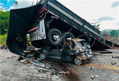 Das von der Feuerwehr Minas Gerais veröffentlichte Handout-Bild zeigt einen LKW auf einem Auto an der Unfallstelle in Teofilo Otoni, Bundesstaat Minas Gerais, Brasilien
